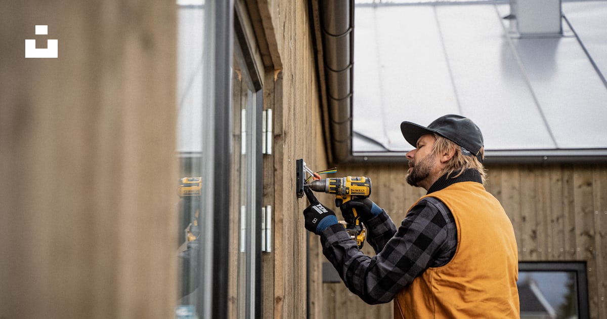 vba_assets's tweet card. An electrician installs an electrical box with Ten Protection work gloves on. – Jimmy Nilsson Masthが撮影したこの写真をUnsplashでダウンロードする