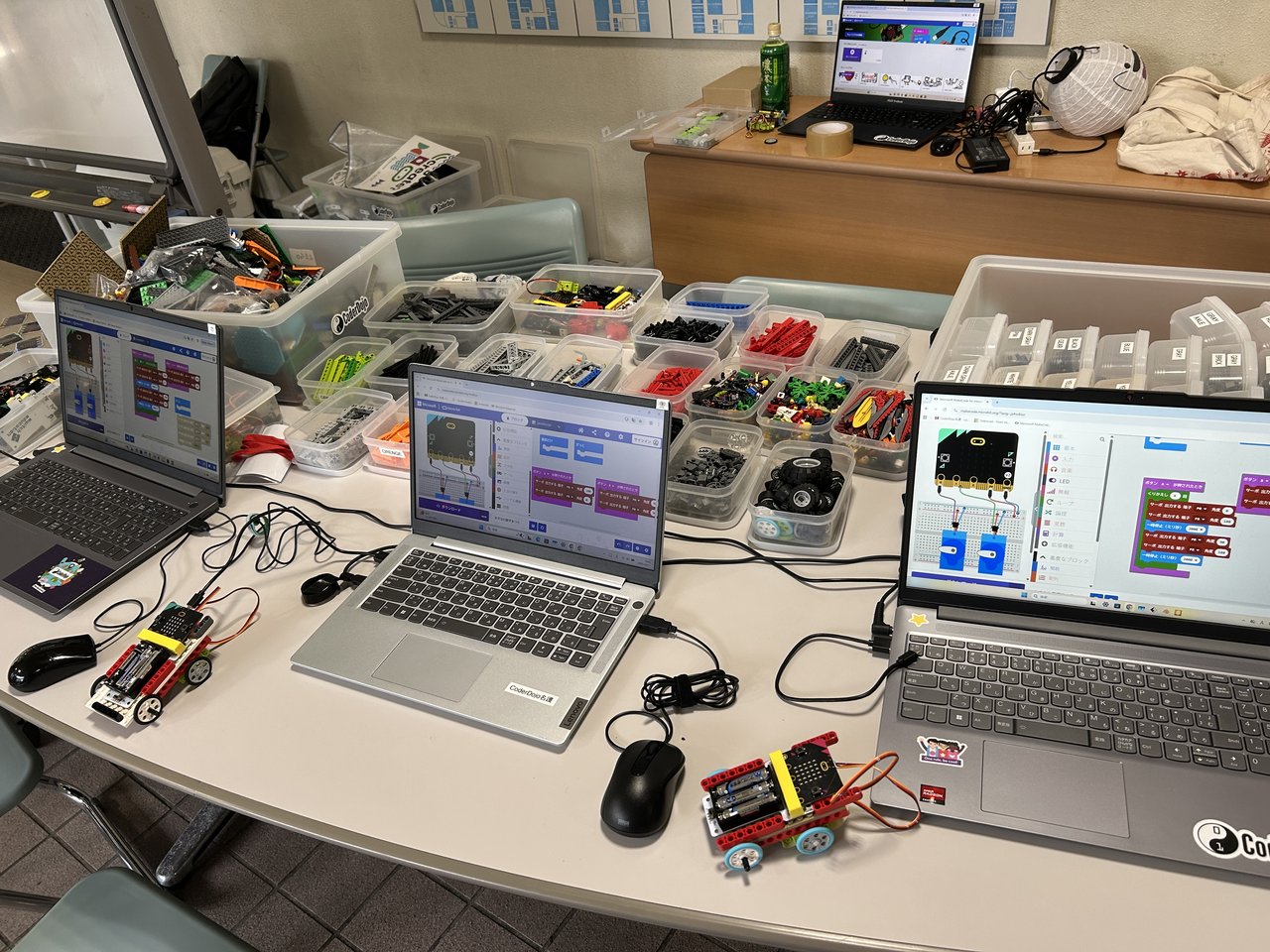 CoderDojoNago's tweet card. # 駐車場について あけみおSKYドームの駐車場が工事中で、駐車場への入り口が分かりにくくなっています。 手前で曲がって海側を回って正面入り口に来るか、裏手（西側）の大きい駐車場をご利用ください。 # 対象 7歳から17歳まで対象です。テクノロジーでの創作や自己学習、協力して学び合う場です。小学生の参加者は保護者の同伴が必要です。イベントに参加する保護者の方及び申し込みをされる方は本イベント...