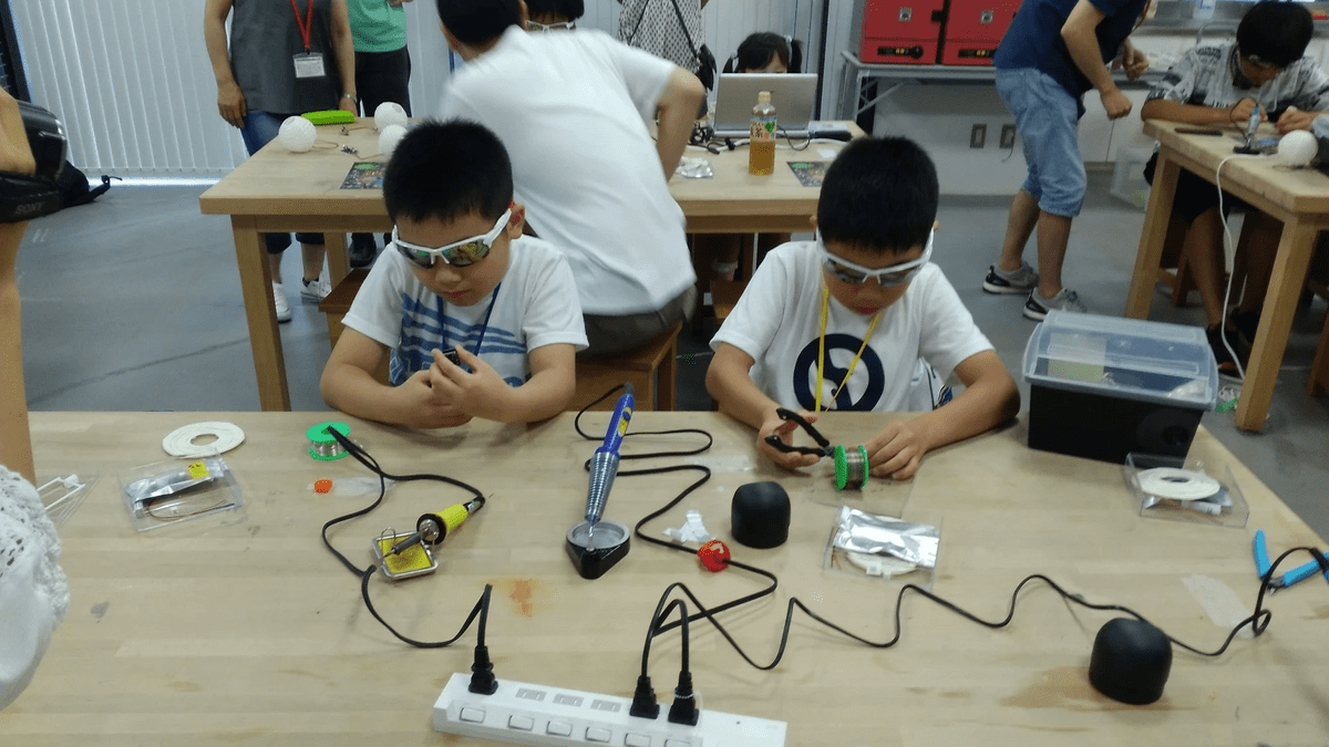 CoderDojoAizu's tweet card. 「ちーんこーんだまー」と叫んでいます 昨年に引き続き今年もLED鎮魂玉の電子工作ワークショップを開催です。作成した鎮魂玉は8/23-24の飯盛山の鎮魂祭で吊るすことができます。地域のイベントにCoderDojoが参加することで、いろんな繋がりができたらいいなと思っています。ワークショップ6名、プログラミング3名が参加してくれました。CoderDojo さいた