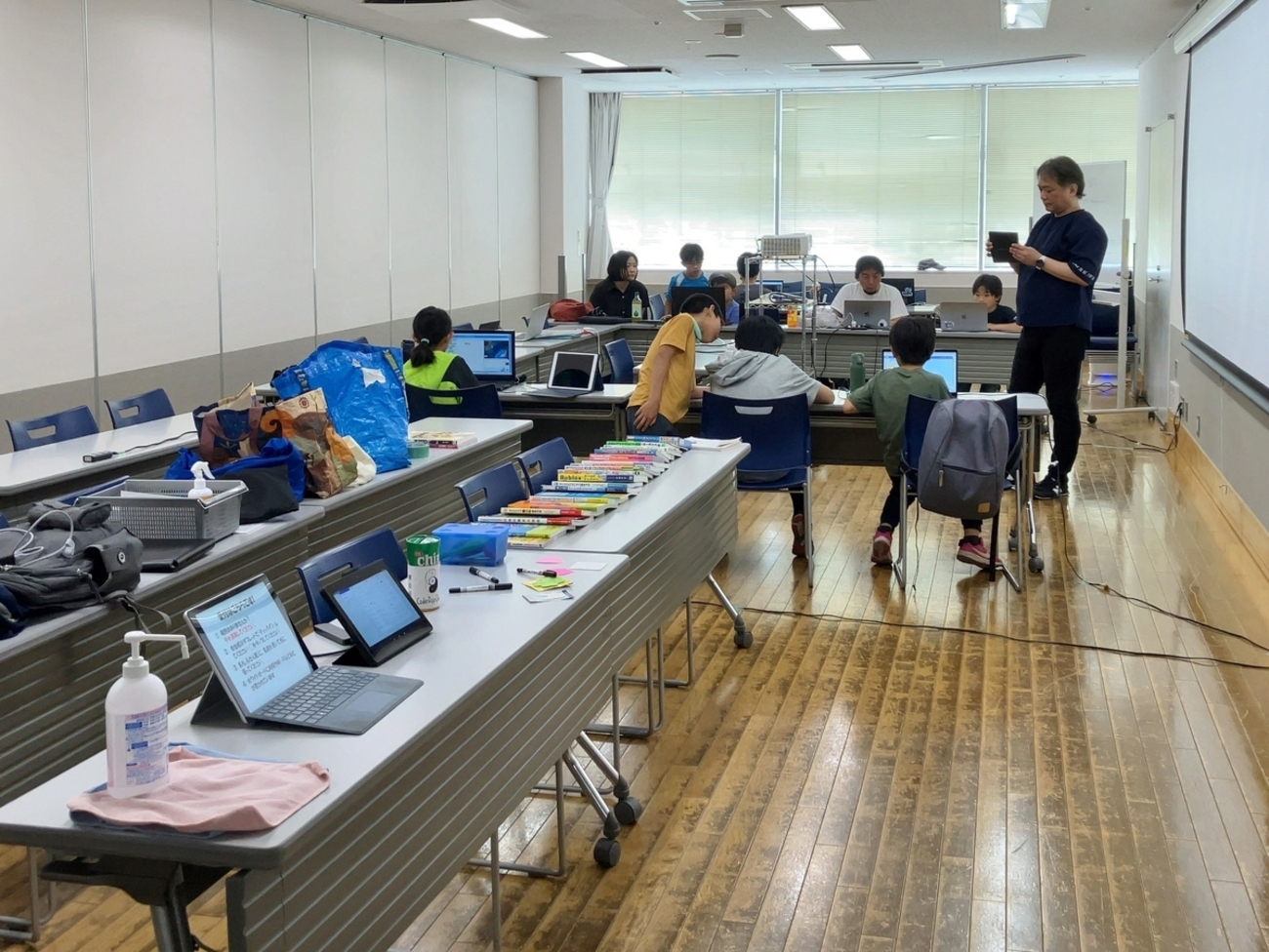 coderdojochofu's tweet card. 2024年5月26日 第89回 CoderDojo 調布の様子です。 www.youtube.com ５月の CoderDojo 調布にも、未来のクリエーター、エンジニア達がが来てくれました！参加したみんなががお互いにプログラムを教え合います。発表時間には 消えたお母さんを探しに行くアドベンチャーゲーム どんどん打ち返…