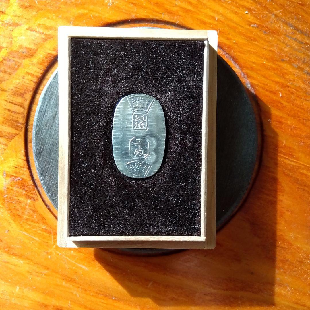 あ、なんか可愛い銀色のコイン見つけた…！ 999って純度すごいね