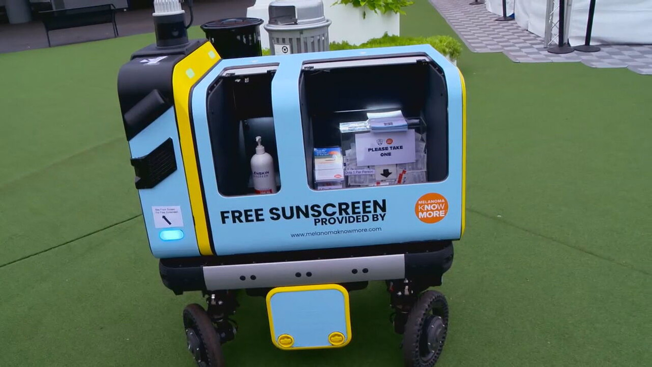 Ottonomy_IO's tweet card. The robot can travel both autonomously and via a controller. It’s roaming the grounds on a loop near the fan zone.