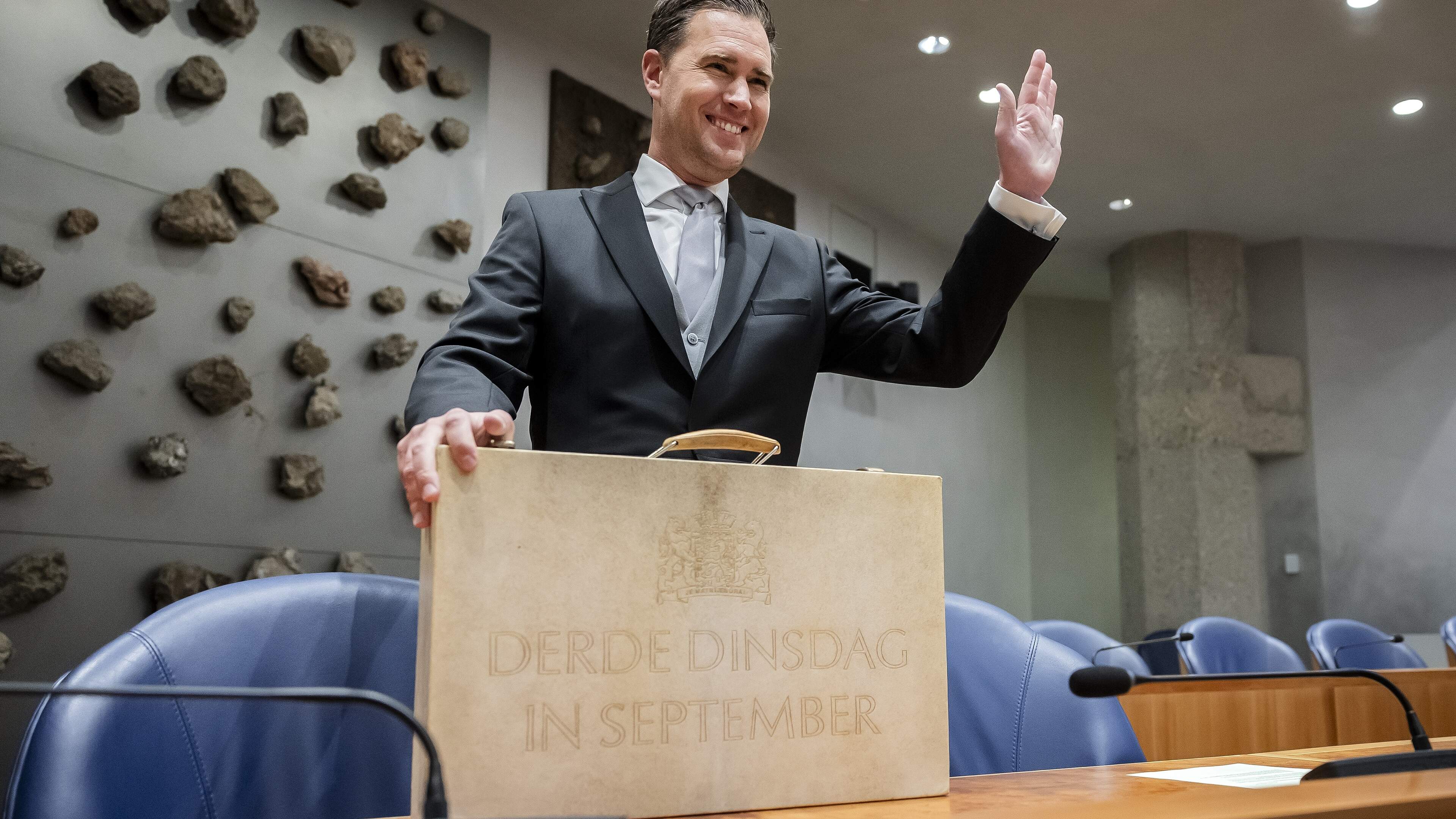 WybrenvanHaga's tweet card. Door de beter dan verwacht draaiende economie en de hogere rente is het demissionaire kabinet meer dan verwacht kwijt aan Brussel. Na een meevaller in het komende jaar rekent minister Heinen (Finan...