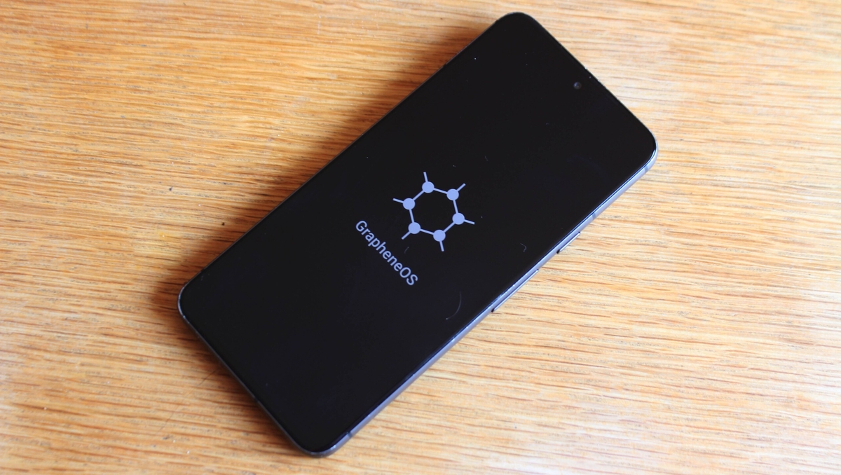 nono2357's tweet card. Récemment, l’équipe de développement de GrapheneOS a fait parler d’elle à cause de ses critiques tonitruantes envers la politique sécuritaire du gouvernement français. Une occasion pour le grand...