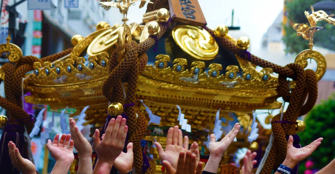 takaratomytoys's tweet card. タカラトミーから「ボトルマン」が発表され、即予約完売など大きな話題を呼んでいます。僕はこれを見た瞬間、欲しくて欲しくてたまらない気持ちになりました。 でも、あえて雑に言うと「ペットボトルキャップを飛ばすおもちゃ」を買いたい人が、僕も含め、大量発生したのは、どうしてでしょうか。 そもそも、 ボトルマンは確かに面白そうだし、どんなふうにキャップが発射されるか試してみたいけど、子供だけでなく、多く...