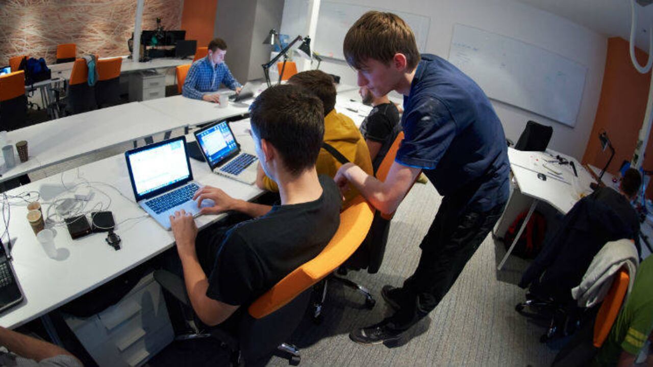 CoderDojoColomb's tweet card. Las empresas colombianas están en búsqueda de profesionales en el área de las Tecnologías de la Información y las Comunicaciones (TIC), un perfil que cada vez es más escaso al punto de que para el...