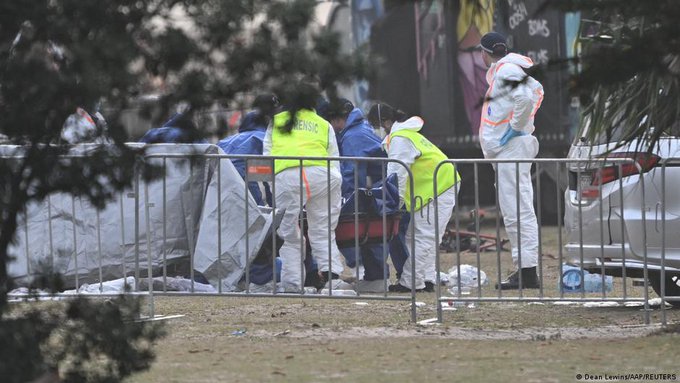 Los forenses examinan la escena del crimen tras un tiroteo mortal durante la celebración judía de Janucá en Bondi Beach, el luines (15.12.2025).