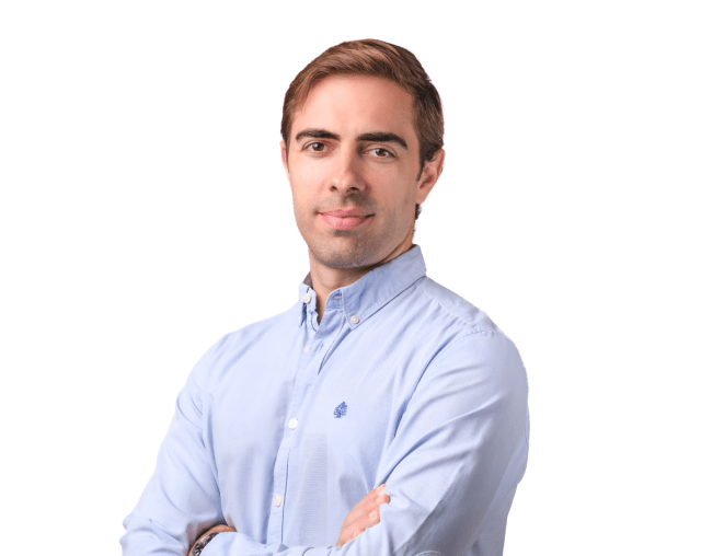 Vitor_pvsoares's tweet card. Portuguese founders must design their moats before writing a single line of code to succeed in the post-ChatGPT landscape through niching down, proprietary data, unique data others overlook, and as…