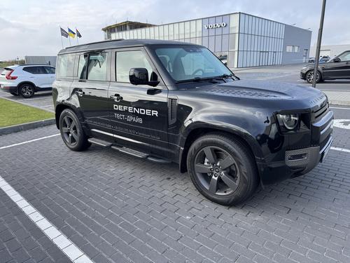 vladJavaScript's tweet card. Я продовжую пошуки автомобіля-мрії і вирішив розглянути Land Rover Discovery 5 покоління (L462). Подзвонивши в салон, мені сказали, що “Дискотек” для тесту нема, але є Defender і це ок, бо вони...