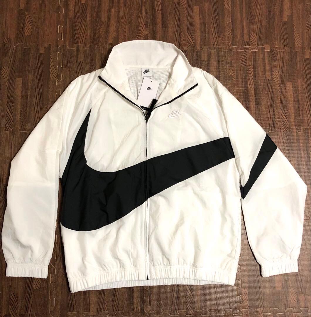 うわ、このナイキのビッグスウォッシュ白黒ジャケットかっこよすぎて