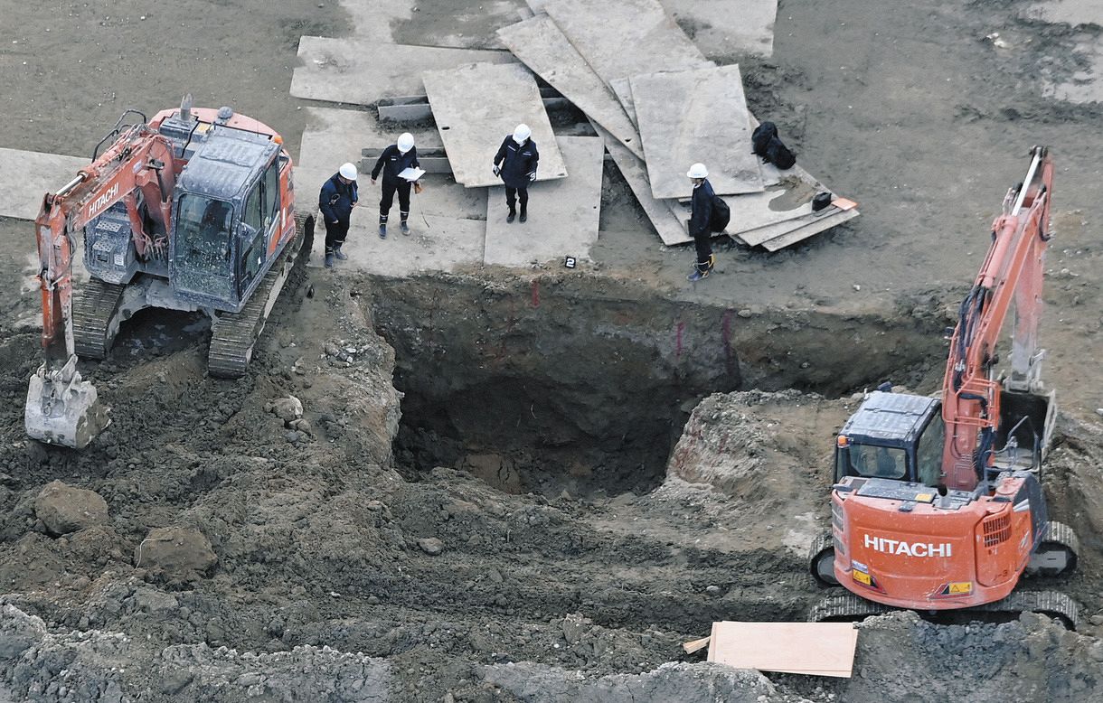 first_dat's tweet card. 15日午前9時5分ごろ、三重県鈴鹿市寺家町の結婚式場の解体工事現場で、60代の男性作業員が土砂に生き埋めになったと119番があった。県...