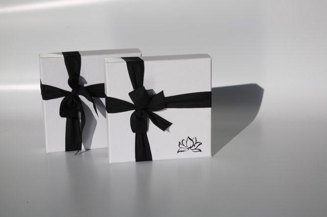 CoderSuitcase's tweet card. Never know what to get your techie 🤓 friends? It’s cool, I got you covered with some of the best gifts for your computer-loving buddies! disclaimer: Links included in this description might b…