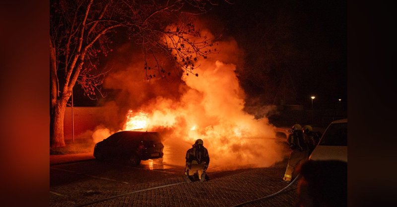Meerdere auto’s uitgebrand aan de Karekietstraat in Sliedrecht