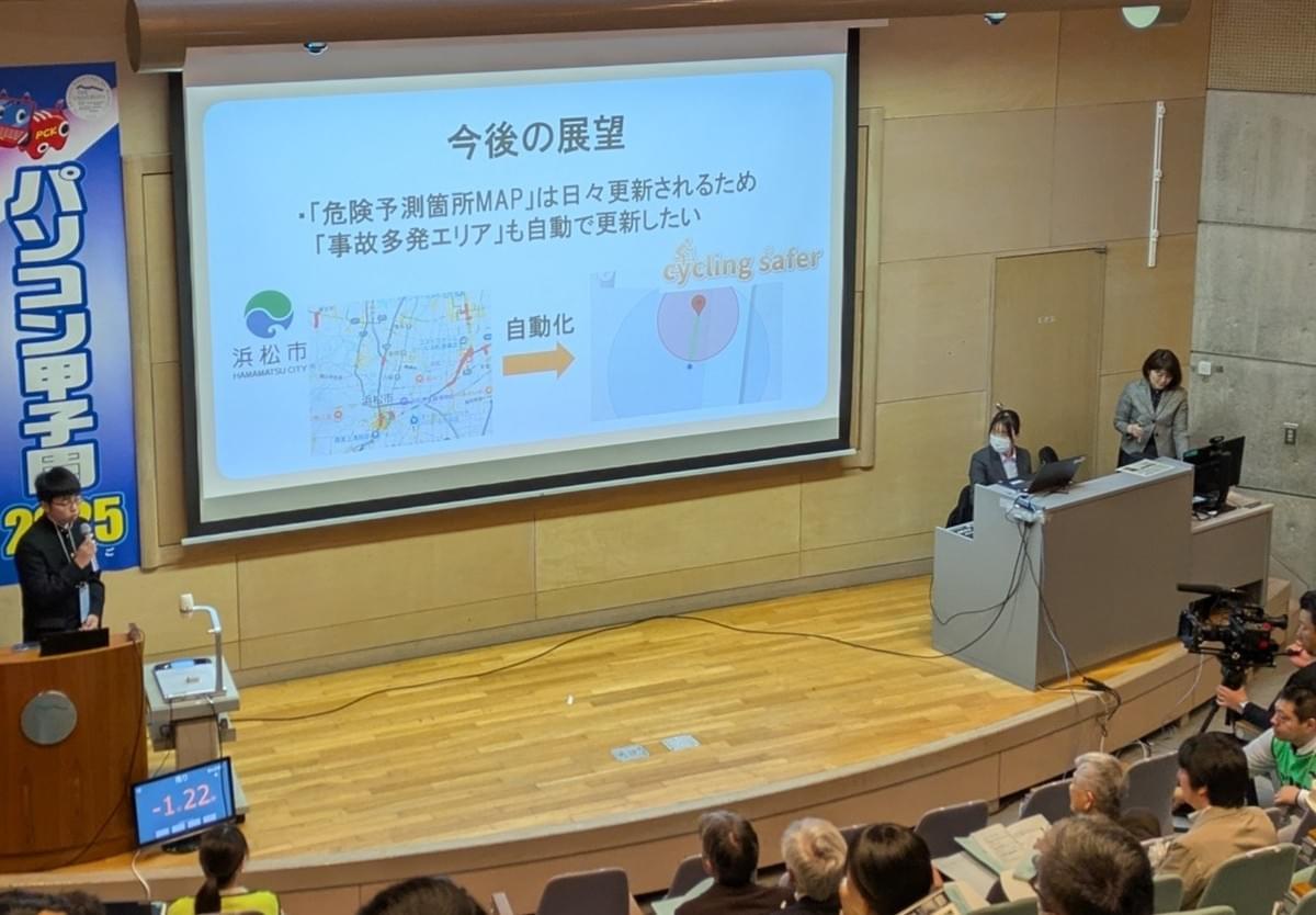 CoderDojoAizu's tweet card. 🎈カラフルな風船を手にしたNinjaたちの笑顔がとても印象的。大人メンターも負けじとピースで参加して、会場は一気にお祭りムードに。Ninjaもメンターも程よい人数で、にぎやかさと落ち着きがちょうどよい一日となりました。磐梯町チャンピオンの木伏さんが代理でチャンピオンしてくれました。 今回は会津大学に出張してのCoderDojo...