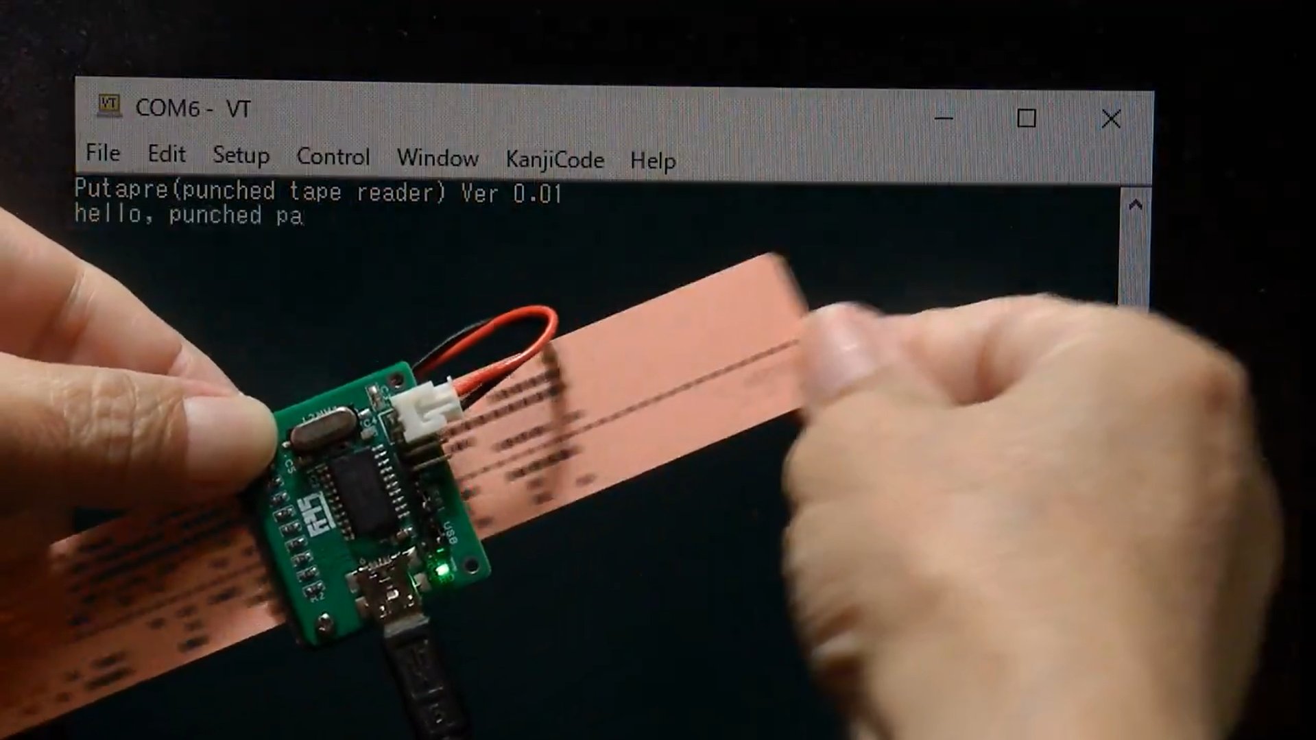 Clubic's tweet card. Dans son atelier, un passionné d'informatique rétro a ressuscité la bande perforée en créant une version remise au goût du jour. Ce projet un brin surprenant, baptisé Putapre, redonne vie à une...