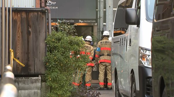 b4e4l4z4a's tweet card. 東京・赤坂にあるサウナで火事があり、客とみられる30代の男女2人が死亡しました。15日正午過ぎ、港区赤坂で「建物の3階でベルが鳴っている」と119番通報がありました。5階建てビルの3階にあるサウナから出火したとみられていて、部屋の壁を焼いて火は1時間ほどで消し止められました。この火事で、客とみられる30代の男女2人がサウナ室内の入り口付近で倒れているのが見つかり、病院に運ばれましたがさきほど...