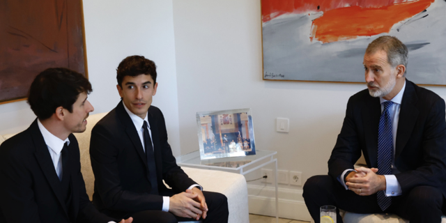MotoGP | ? Así fueron los detalles del encuentro entre los hermanos Márquez  y el Rey Felipe VI.