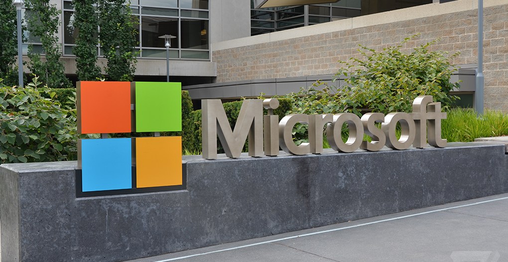 SQLDragon1's tweet card. Microsoft is bringing its database software to Linux