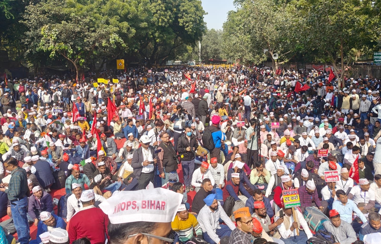 thecoverage_net's tweet card. NMOPS Protest at Jantar Mantar: नई दिल्ली में Vijay Kumar Bandhu के नेतृत्व में Old Pension Scheme (OPS) बहाली और निजीकरण के खिलाफ विशाल प्रदर्शन। जानिए UPS को लेकर क्या बोले कर्मचारी नेता और क्यों...