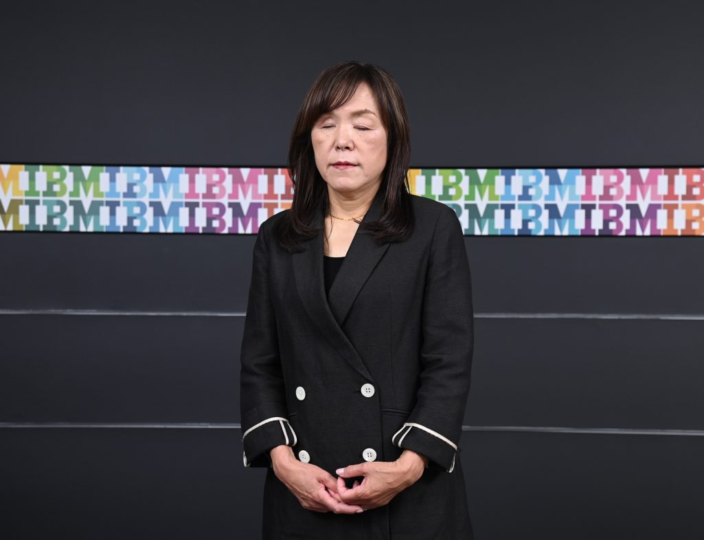 AI_problem's tweet card. IBMフェローとして実社会でのアクセシビリティ研究、視覚障害者のためのナビゲーションロボット「AIスーツケース」の開発・社会実装を進めながら、2021年には日本科学未来館館長に就任した浅川智恵子氏に、イノベーションで大事な考えについて聞いた。