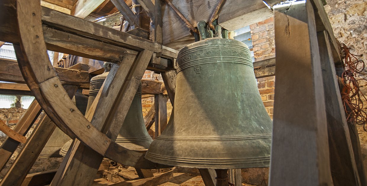 JonMcLoone's tweet card. A new method of English bell ringing with a large number of wraps is discovered using Mathematica's integer-linear programming (ILP) capabilities.