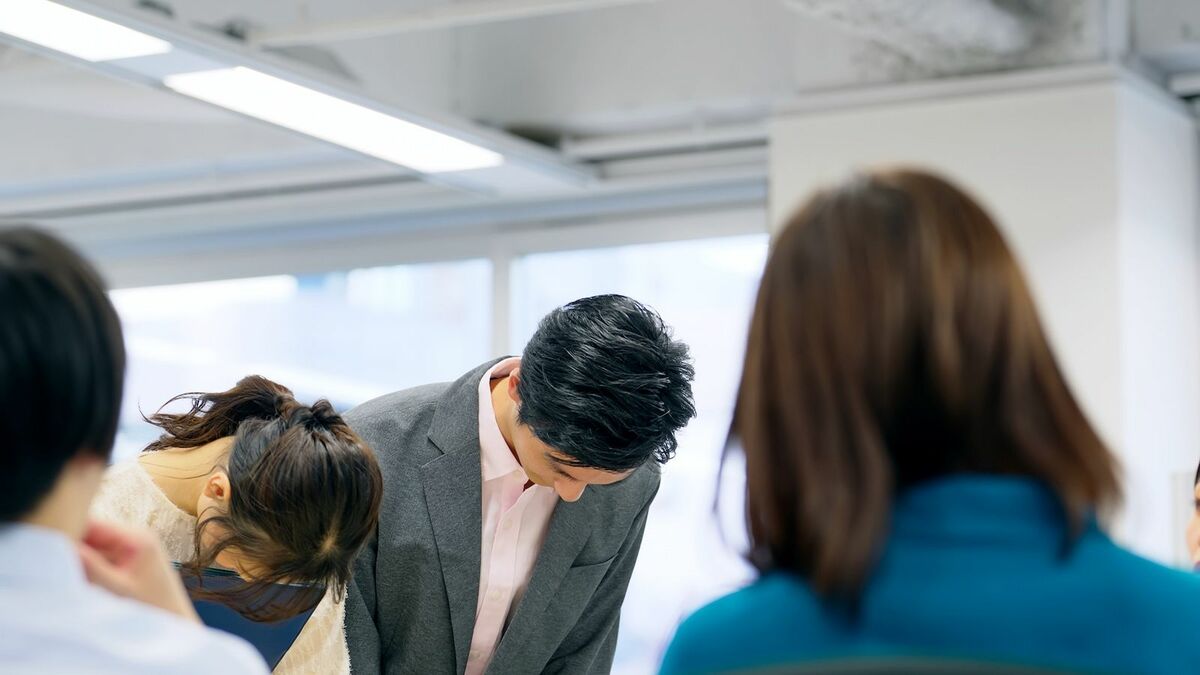 ds_35mm's tweet card. 「御社の課題をChatGPTで整理しました。AIで分析した結果がこちらです！」ある若手営業のこの一言で、会議室の空気が凍りついた。お客様は顔色を変え、「うちの情報を勝手にAIに入力したのか？」と激怒したのだ。…