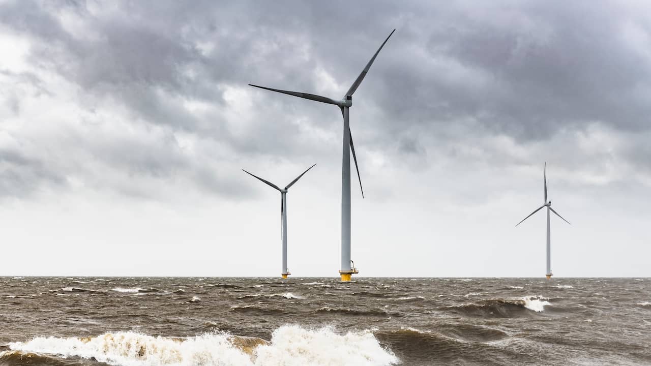 JeroenVanson's tweet card. Storm Louis, die donderdagavond over Nederland raasde, heeft windmolens flink aan het werk gezet. De molens produceerden samen 9,65 gigawatt, wat iets hoger is dan het vorige record van enkele weken...