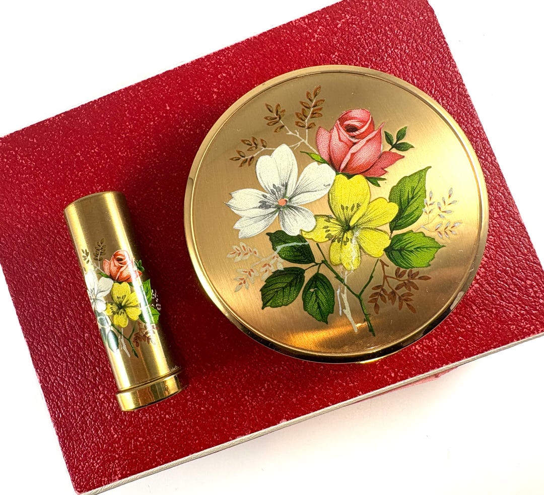 LisaSch69670068's tweet card. This Compacts item is sold by WhirleyShirley. Ships from Carmel, NY. Listed on Dec 17, 2025