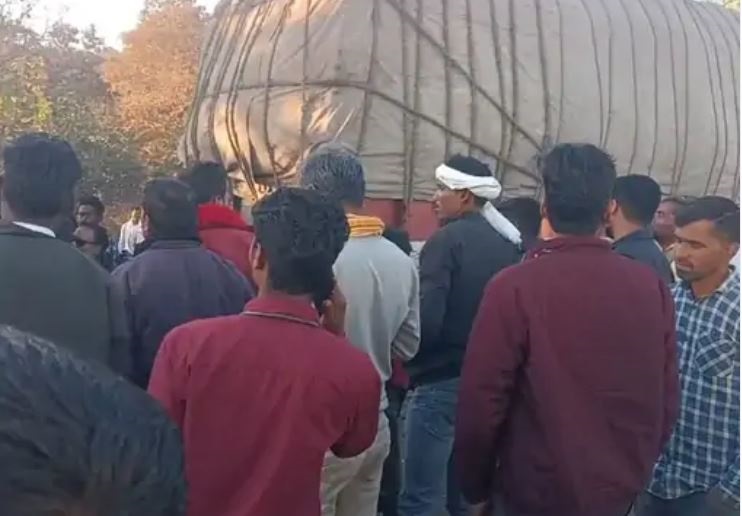 PalpalIndia's tweet card. एमपी के सिवनी स्थित छपारा में आज उस वक्त अफरातफरी मच गई, जब सड़क किनारे खड़े ट्रक से कंटेनर टकरा गया. हादसे में चालक कंटेनर के अंदर ही फंसा गया.