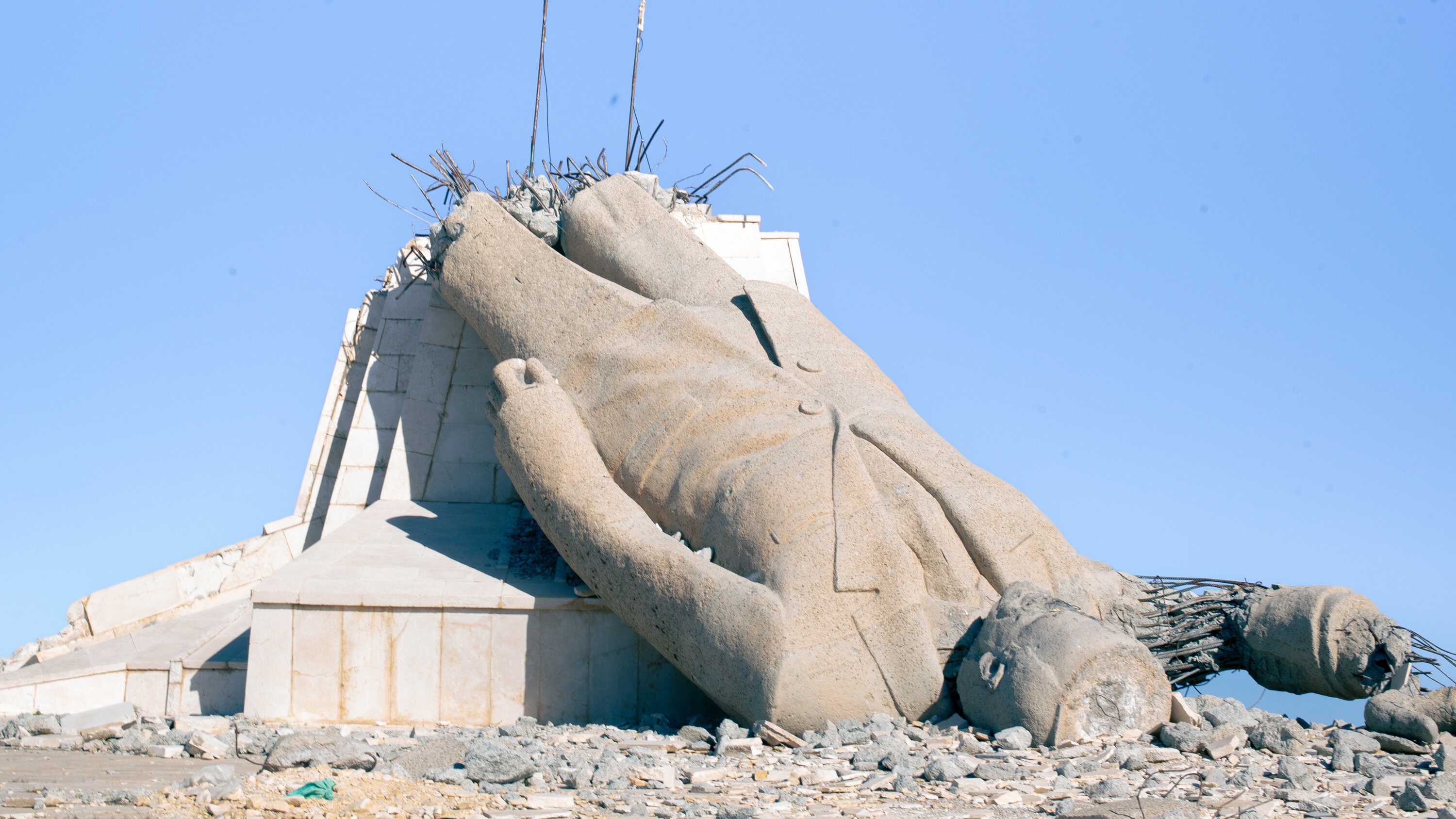 AlexRoss_1955's tweet card. Syria’s deeply flawed interim Constitution should be replaced with one that reflects our values: freedom, equality and self-governance.