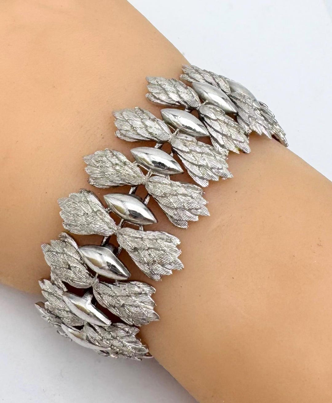 serendipitytrea's tweet card. This Chain & Link Bracelets item is sold by serendipitytreasure. Ships from Huntington Beach, CA. Listed on Dec 17, 2025