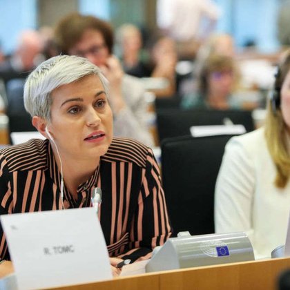 Tweet card summary image