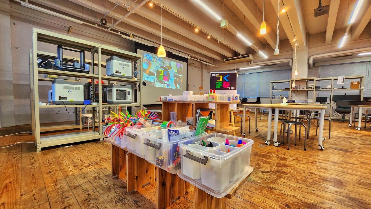 taichi_ktmr's tweet card. # CoderDojo青山とは こどものためのプログラミング道場CoderDojoです。プログラミングやものづくりが好きな人達が集まって、楽しく学ぶ場所です。 Scratchやmicro:bit、3Dモデリング＆3Dプリンター出力、レーザーカッターやUVプリンターを使ってアクリルスタンド・アクリルキーホルダー作り、さらにはScratchでデザインした図柄を刺繍ロボットに刺繍させる、などができ...