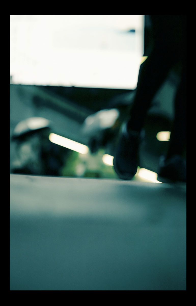 ganref's tweet card. 冷たい。 制服が肌に張りつく。 決まった色と形が、 私をそっとなぞる。 雨に濡れた午後の街は、 足元から光を返していた。 人が溢れているのに、 誰も立ち止まらない場所。 笑い声、 寄り添う影、 並んだ歩幅、 繋いだ手。 触れたいのか、触れられたいのか、 曖昧で、 はっきりさせようとすると 胸の奥が少しざらつく。 「……「 」 、いいなぁ。」 視界の端に映る伸ばされた大きな手が握る...