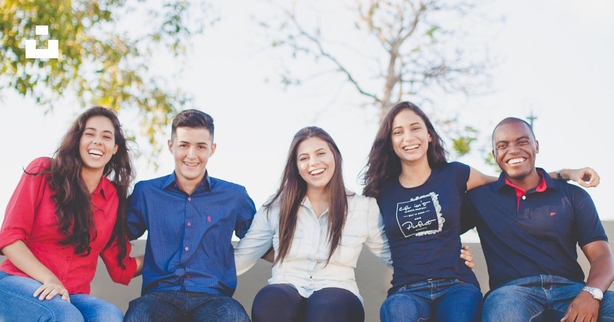 raju_webdesign's tweet card. Amigos em campus universitário – Download this photo by Naassom Azevedo on Unsplash