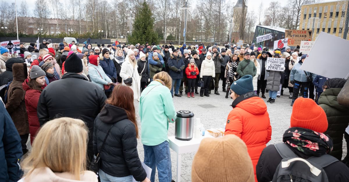 PToveri's tweet card. Useat mielenosoittajat ovat huolissaan Venäjällä asuvista sairaista sukulaisistaan. Mielenosoituksen päävaatimuksena oli, että ainakin yksi kaakkoinen rajapiste avattaisiin.