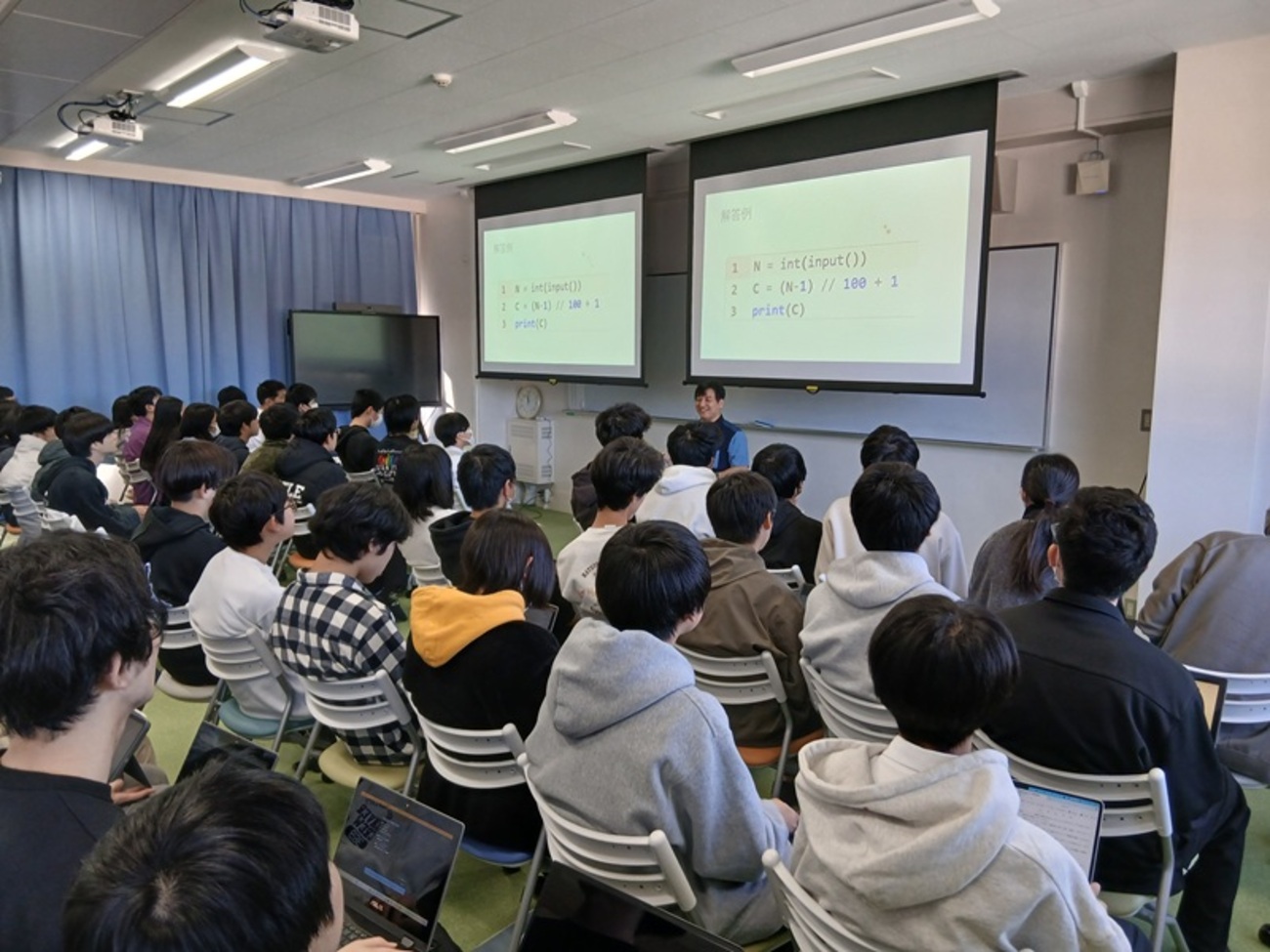 atcoder's tweet card. 本レポートは、茨城県立IT未来高等学校 IT科長・阿南統久先生にご執筆いただきました。 2025年11月4日（火）、茨城県立ＩＴ未来高等学校にて、学校側の「生徒に競技プログラミングにもっと興味をもってもらいたい」との思いから、AtCoderの高橋直大氏に講演を依頼し、実現しました。 講演の様子1 ＩＴ未来高校は開校３年…