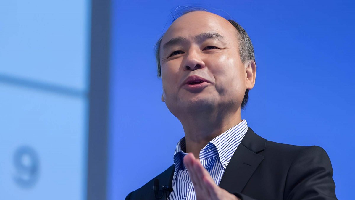 ThatManulTheCat's tweet card. One billion AI agents are set to be deployed this year. "The era of human programmers is coming to an end", says Masayoshi Son.