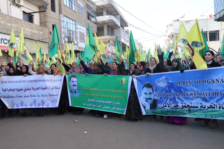 PYD_Rojava's tweet card. نظَّم "كونكرا ستار" في الحسكة مسيرة جماهيرية حاشدة تحت شعار "كل شيء من أجل حرية القائد"، للتأكيد على المطالبة بالحرية