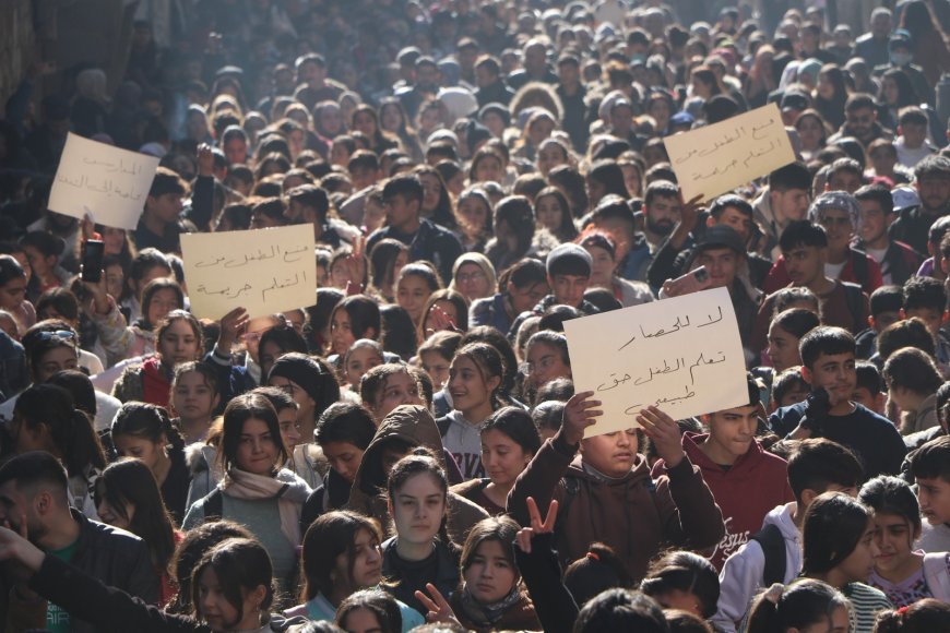 PYD_Rojava's tweet card. طالب الآلاف من طلاب مدارس أحياء الشيخ مقصود والأشرفية برفع الحصار المفروض من قبل الحكومة الانتقالية في سوريا عن الحيين