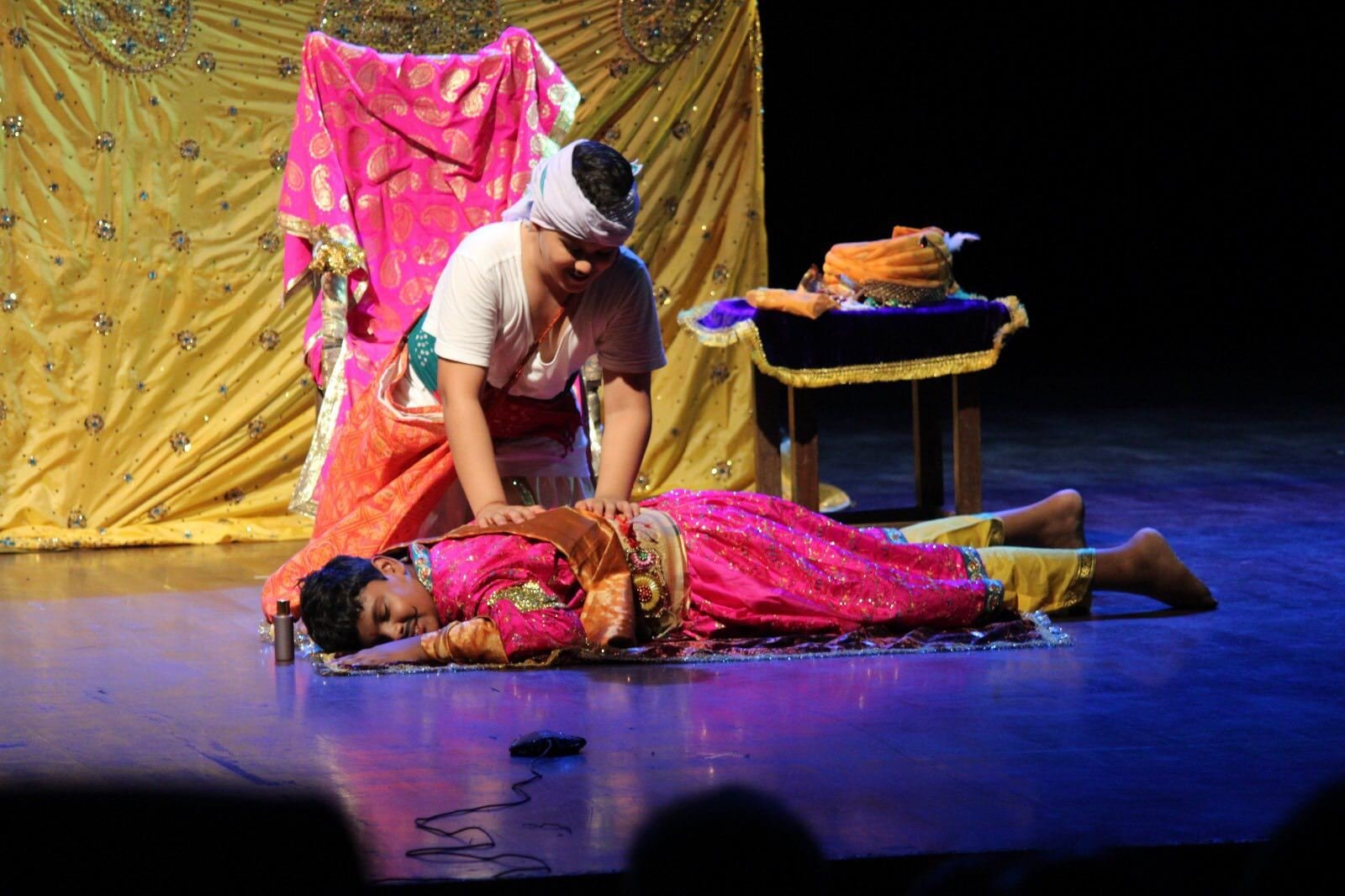 thecoverage_net's tweet card. नाटक ‘चोरी एक काम है’ एक लोककथा पर आधारित हास्य नाट्य प्रस्तुति है, जो बच्चों की परवरिश और माता-पिता की भूमिका पर गहरा सामाजिक संदेश देती है