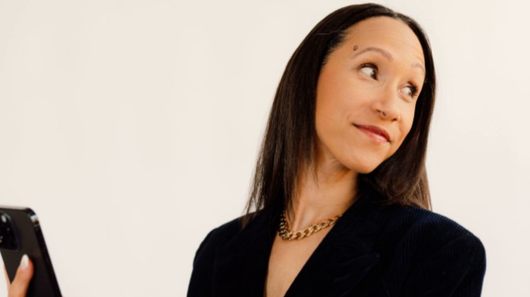 ugcbykeeley's tweet card. 7 proven guides to help you start, pitch, and scale your UGC Creator business