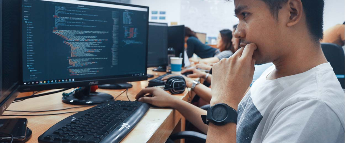 El_Plural's tweet card. El programa #Powercoders forma a personas en riesgo de exclusión, principalmente refugiados, para conseguir un empleo de programador. Con @Reale_Seguros @ImpactHubMAD en @LeequidMagazine