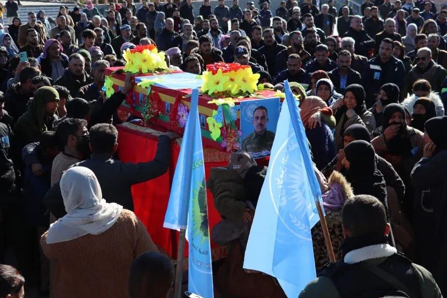 PYD_Rojava's tweet card. شيّع العشرات من أهالي تربه سبيه جثمان عضو قوى الأمن الداخلي، علوان الناصر، إلى مثواه الأخير في مزار الشهيد دلشير.