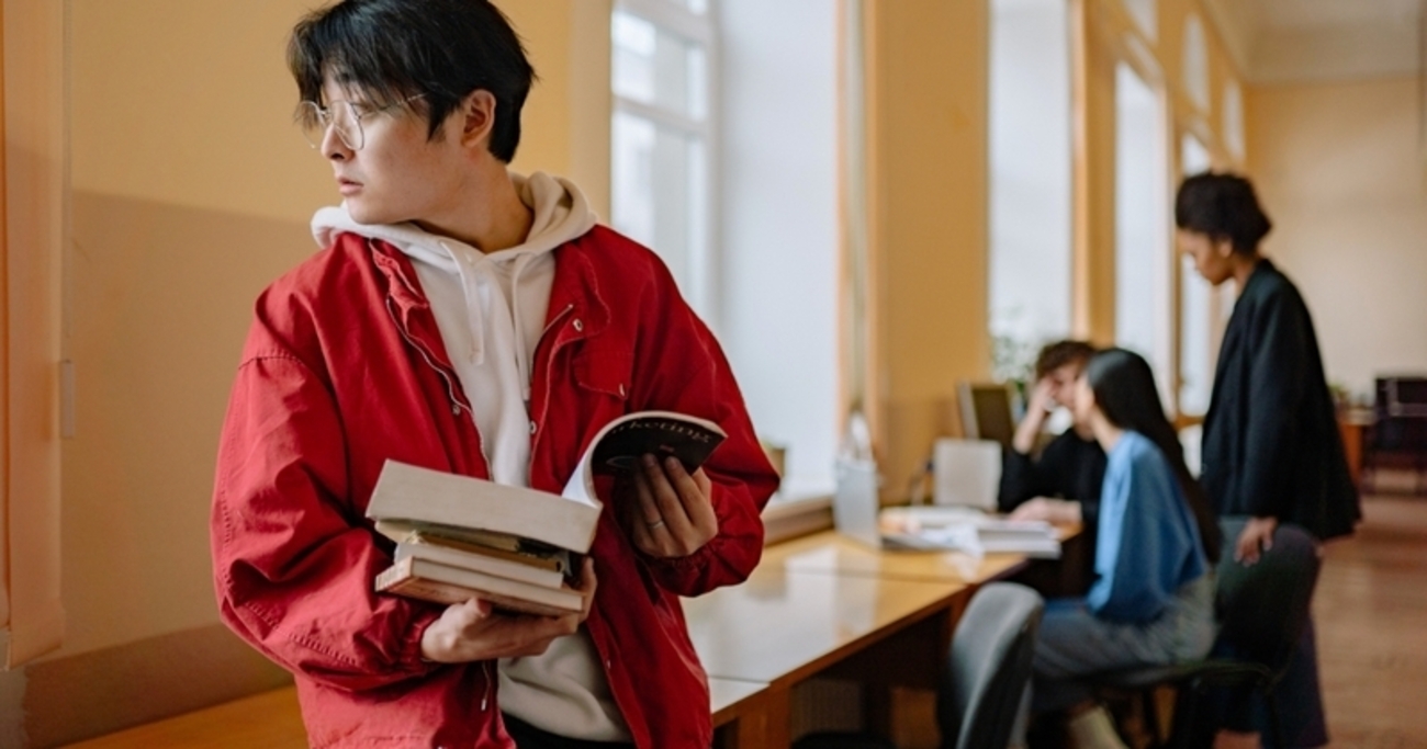 study_hacker's tweet card. 多忙なビジネスパーソンが陥りがちな4つの無駄な勉強習慣を見直し、効率的な学習法を試してみましょう。