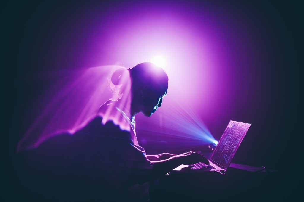 la_entrepreneur's tweet card. El desarrollo impulsado por inteligencia artificial está acelerando la creación de software y permitiendo que cualquiera construya productos digitales. Esto también representa riesgos para la calidad...