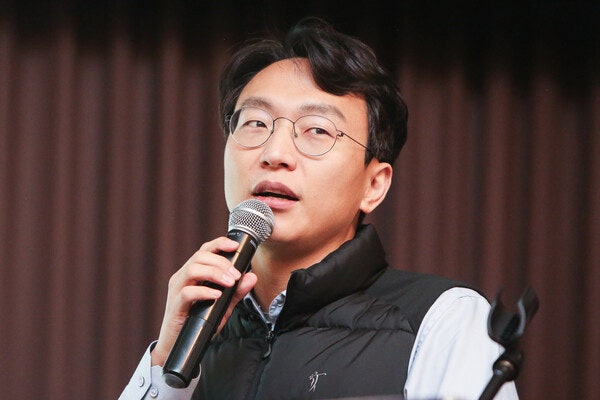 wnewskr's tweet card. 정희원 저속노화연구소 대표(서울시 건강총괄관)가 스토킹 혐의 등으로 고소한 전 위촉연구원 A씨가 반박 입장문을 낸 데 대해 정 대표가 "공갈이며 거짓"이라고 재반박한 가운데, A씨 측 법률대리인이 고소 방침을 밝혔다