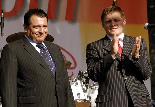 CSSDlidem's tweet card. Po skončení výjezdního zasedání slovenské vlády v Handlové byl slovenský premiér Robert Fico zasažen ze střelné zbraně a vážně zraněn zatím neidentifikovaným útočníkem. Byl okamžitě převezen do...