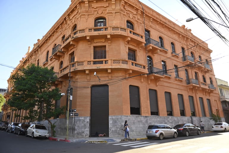 ABCDigital's tweet card. Al mes de octubre, el déficit de la Caja de Jubilaciones y Pensiones, más conocida como Caja Fiscal, asciende a más de G. 2,11 billones (US$ 300,4 millones), equivalente a una diferencia del 43%...