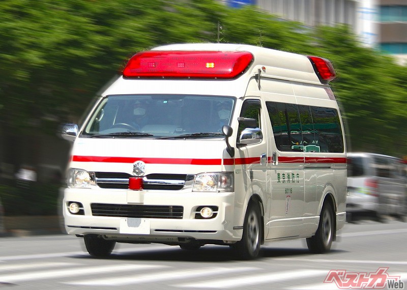 bestcarmagazine's tweet card. 先日、SNSで「救急車に道を譲らない人が増えている」という主旨の投稿が話題となった。実際、総務省消防庁の資料によると、現場到着所要時間および病院収容所要時間は年々伸びている。なぜ救急車に道を譲らない人が増えているのだろうか。